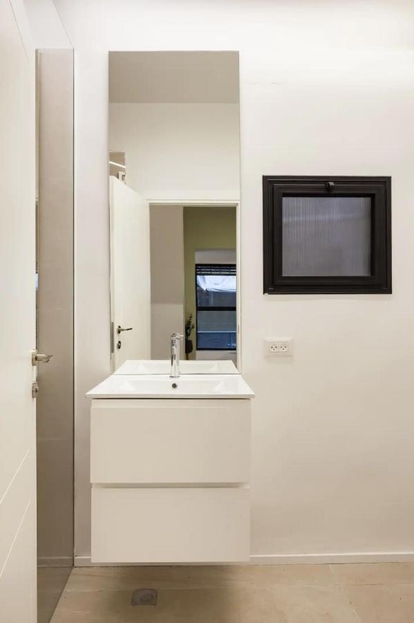 Renovated Large 3Rm Apartment 5 Min From The Beach تل أبيب المظهر الخارجي الصورة